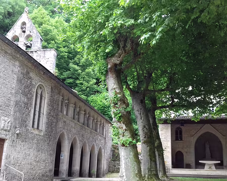 039 Le sanctuaire et l’autel extérieur (ce dernier a été consacré en 1978)