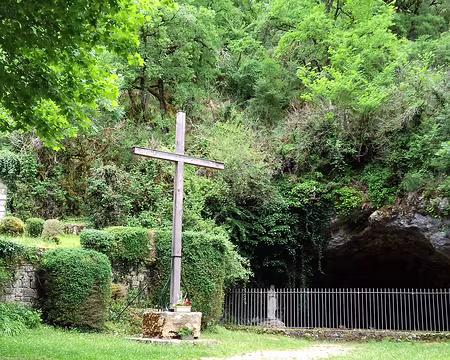 040 La grotte de Cujoul d’où jaillit l’une des deux sources qui alimentent le Livron