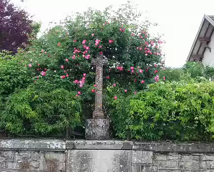 045 Une croix au milieu des fleurs dans le village de Saint-Pierre-de-Livron