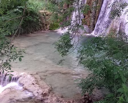 048 Vasques en tuf calcaire au pied de la cascade