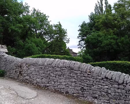 053 Le mur en pierres sèches de l’ancien cimetière de Saint-Symphorien