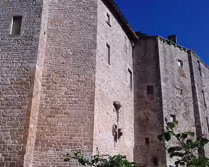 064 Le château de Bruniquel (1484-1510), construit sur la falaise qui domine l’Aveyron, est classé Monument historique depuis 1840. Il veillait sur la route de la...