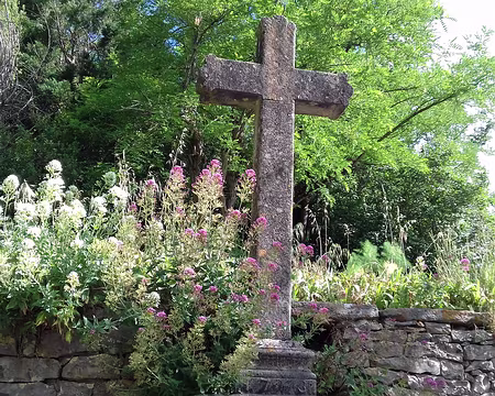 068 Croix et lilas d’Espagne dans le village