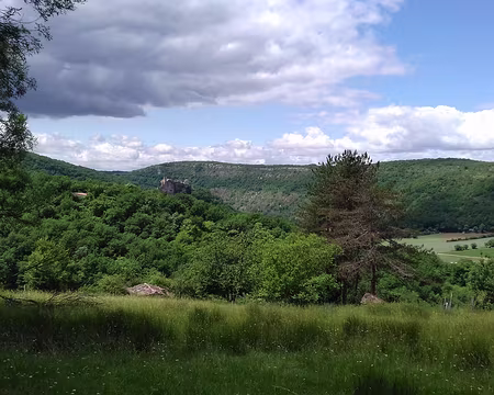 078 L’après-midi, départ de Penne (Tarn), à 9 km à l’est de Bruniquel, pour effectuer la boucle des Suquets (9 km). Vue sur les ruines du château de Penne et les...