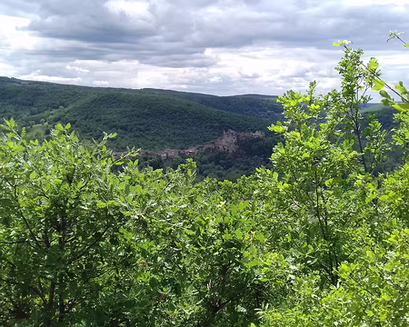 087 qui offre un beau panorama sur le village de Penne