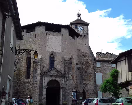 091 Le chevet de l’église Sainte-Catherine (XII-XIIIème siècle) et la place du village. L’édifice, classé monument historique (1954), était intégré à l’enceinte...