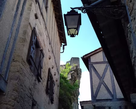 094 Maisons médiévales à colombages et vestiges du château fort qui domine le village
