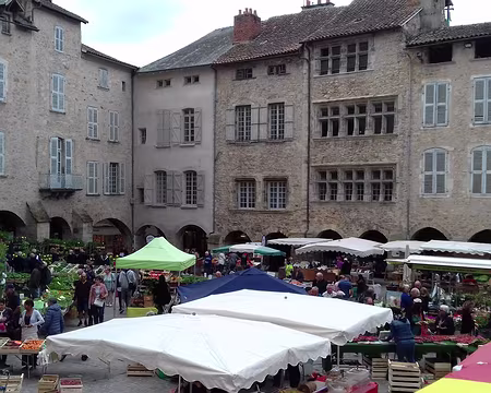 095 Jour 4- Visite de Villefranche-de-Rouergue (Aveyron), Ville d’Art et d’Histoire, au NE de Caylus. Le marché du jeudi se tient sur la place Notre Dame, au pied...