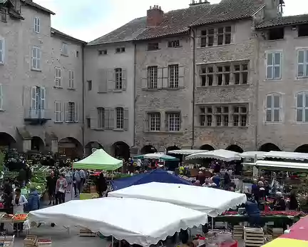 095 Jour 4- Visite de Villefranche-de-Rouergue (Aveyron), Ville d’Art et d’Histoire, au NE de Caylus. Le marché du jeudi se tient sur la place Notre Dame, au pied...