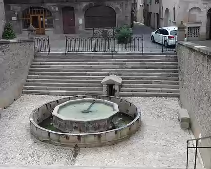 098 La fontaine monolithe du Griffoul édifiée en 1336 par les Consuls de Villefranche pour alimenter la ville en eau potable