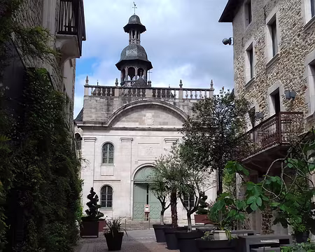 099 La façade classique de la chapelle des Pénitents noirs (XVIIème siècle) au clocheton double
