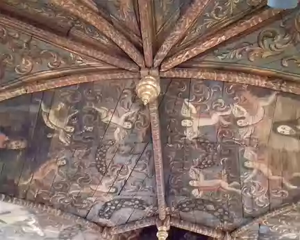 100 La voûte en bois de la chapelle, entièrement peinte de couleurs très vives dans un style naïf, fait référence au culte de la Croix