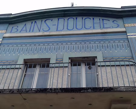 104 Au bord de l’Aveyron, l’ancien bâtiment des bains-douches de Villefranche construit dans les années 30 dans le style Art Déco, abrite aujourd’hui la Maison du...