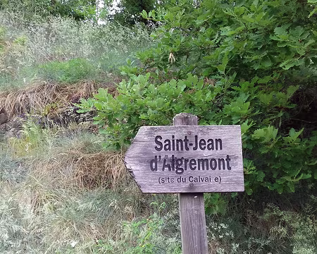 107 Direction le Calvaire, au sommet de la colline de Saint-Jean-d’Aigremont , ancien oppidum gallo-romain