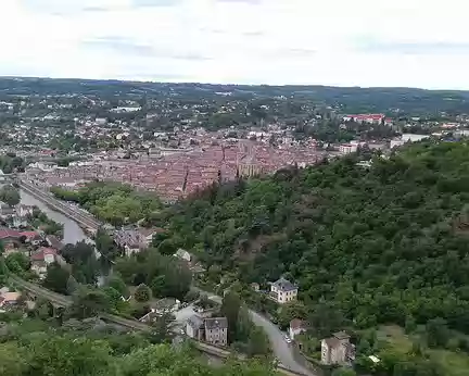 109 Vue panoramique sur Villefranche-de-Rouergue, dans la vallée de l’Aveyron, depuis le belvédère du Calvaire (altitude 400 m). La ville, au plan en damier, est...