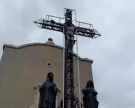 111 La croix du Calvaire avec son Christ monumental a été érigée en 1926 devant la chapelle du Saint Sépulcre (1715). L’ensemble, entièrement restauré, domine la...