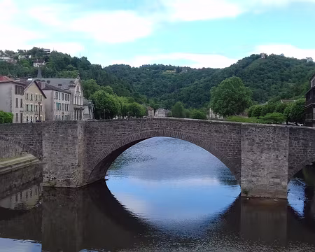 122 Le pont des Consuls, construit en 1321, remplace l’ancien gué sur l’Aveyron