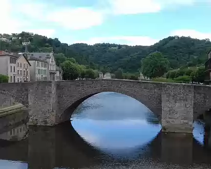 122 Le pont des Consuls, construit en 1321, remplace l’ancien gué sur l’Aveyron