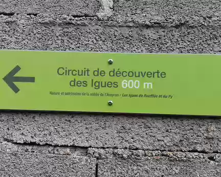 123 Départ de Compolibat (Aveyron), à 17 km à l’est de Villefranche, pour découvrir une curiosité géologique du Ségala : les Igues