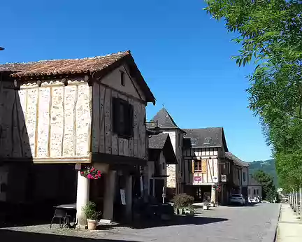 132 Jour 5- Traversée du village médiéval de Najac (Aveyron), à l’est de Caylus. Najac est un village-rue long de 2,5 km construit sur une arête rocheuse dominant...