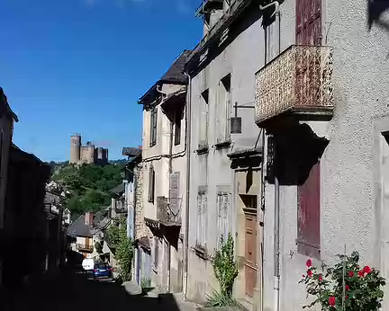 134 La forteresse du XIIIème siècle, vue depuis le Barriou, domine le village et les gorges de l’Aveyron