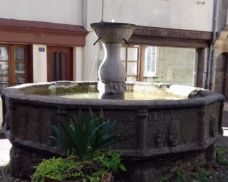 135 La fontaine monolithe en granite (1344) à l’entrée du Bourguet de Najac