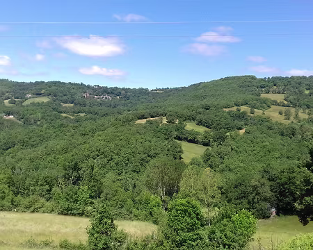 146 Les environs de Najac. Au loin, le village de Mazerolles et son château