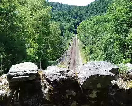 151 La voie ferrée (ligne Brive – Toulouse) dans les gorges de l’Aveyron (altitude 193 m)
