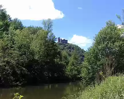 153 Le château de Najac vu depuis le GR 36 sur les berges de l’Aveyron