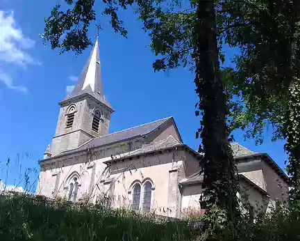 156 L’après-midi, départ de l’église Saint-Didier de Villevayre (altitude 355 m), à 7 km de Najac, pour effectuer la boucle de la vallée de la Jouyre au SE du...