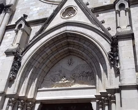 183 Le tympan évoque la légende fondatrice de la ville : l’arrivée en barque des reliques de saint Antonin, premier évangélisateur du Rouergue