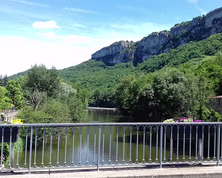 189 Les falaises calcaires du Roc d’Anglars vues depuis le pont