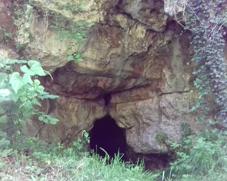 192 La première grotte au bord du sentier (PR8) est celle de Saint-Sulpice