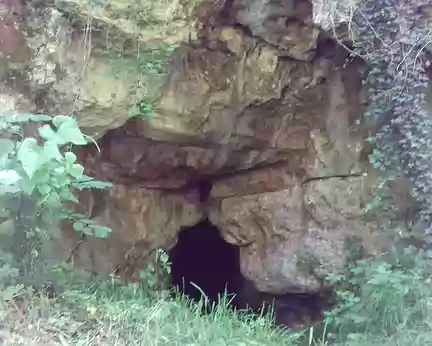 192 La première grotte au bord du sentier (PR8) est celle de Saint-Sulpice