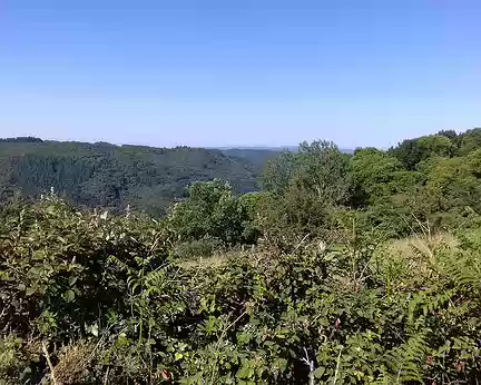 197 Jour 6- Départ du hameau de Flauzins (Aveyron), à 43 km au SE de Caylus, pour une randonnée panoramique dans le Ségala, sur les hauteurs du Viaur