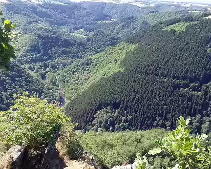 198 La vallée du Viaur vue depuis le Point sublime (altitude 520 m). Cette rivière, longue de 168 km, coule 300 m plus bas et forme la limite entre le Rouergue...