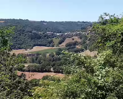 223 L’après-midi, départ du hameau de Laurélie (Aveyron), près du village de Bar (sur la photo), pour descendre dans les gorges du Viaur …