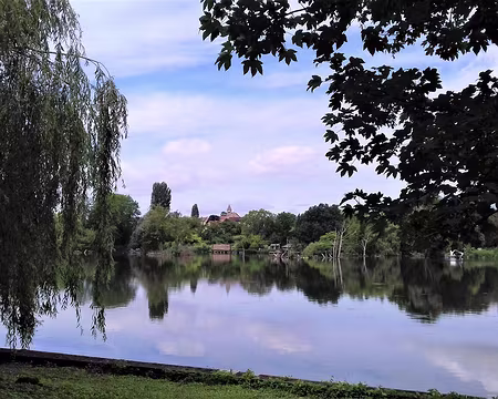 022 L’étang communal de Vert-le-Petit et l’église du village