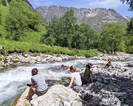 2022-06-06_13-10-16-20220606-13h10m16s-PXL_20220606_111016466-V3-V1 Les petits petons apprécient l'eau glacée