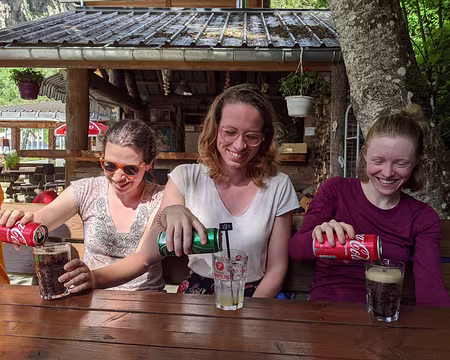 2022-06-06_17-10-45-20220606_151045_5B3E6D3D-V1 et attente du bus !