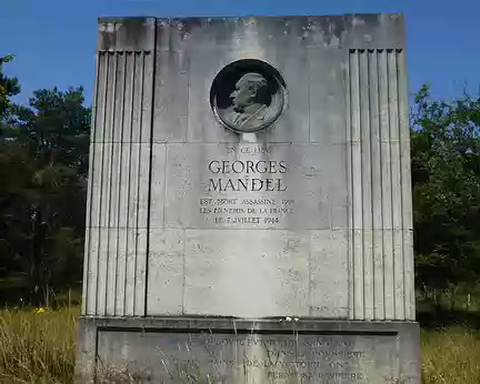 P1150228 Monument dressé en forêt de Fontainebleau en l'hommage de Georges Mandel (né en 1885), ancien ministre et résistant assassiné à cet endroit le 7 juillet 1944...