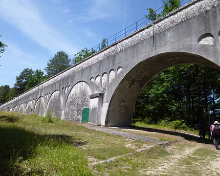 P1150244 Aqueduc de la Vanne, construit en 1875 par l'ingénieur Belgrand, traverse la Forêt de Fontainebleau sur 3,5 km en aérien.