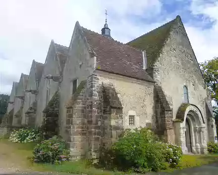 P1150279 Eglise Notre-Dame-du-Harou, (XIIè-XVIè s.), gargouilles aux dimensions surprenantes.