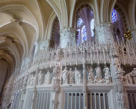 P1150293 La clôture du choeur est formée d'une bande sculptée de 6 mètres de haut et 100 mètres de long relatant l'histoire de la Vierge et la vie du Christ. Sa...