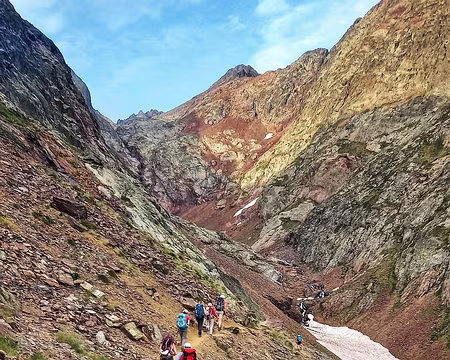009 Dans l'étroit couloir du ruisseau des Taps. De l'autre côté de la Crête des Taps, à droite, c'est l'Espagne.