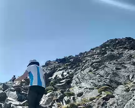 020 Régine dans les derniers mètres de la Pica d'Estats, sommet de la Catalogne espagnole, 3143 m.