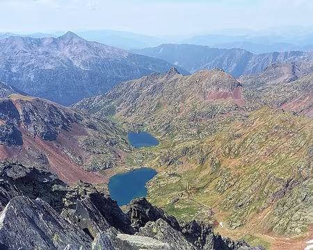 021 Vue sur le versant espagnol : nous allons descendre vers les Estanys Estats et Sottlo, puis le Vallferrera. Au fond on remarque le Monteixo, pointu.