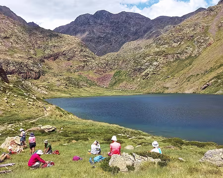 026 Estany de Sotllo 2350 m. Derrière nous la Pica d'Estats, le Verdaguer et le col de Sotllo.
