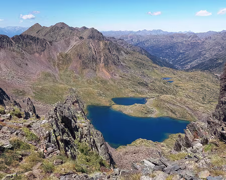 040 À la Portella de Baiau, vue vers le NE : notre chemin le long des lacs et le Cirque de Baiau. Nous quittons l'Espagne pour l'Andorre