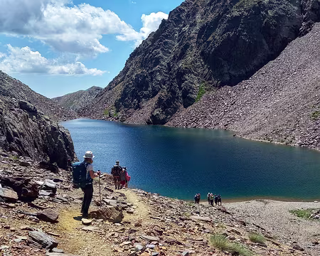 041 Estany Negre. Son eau, tentante pour la baignade, est très froide.(2640 m).